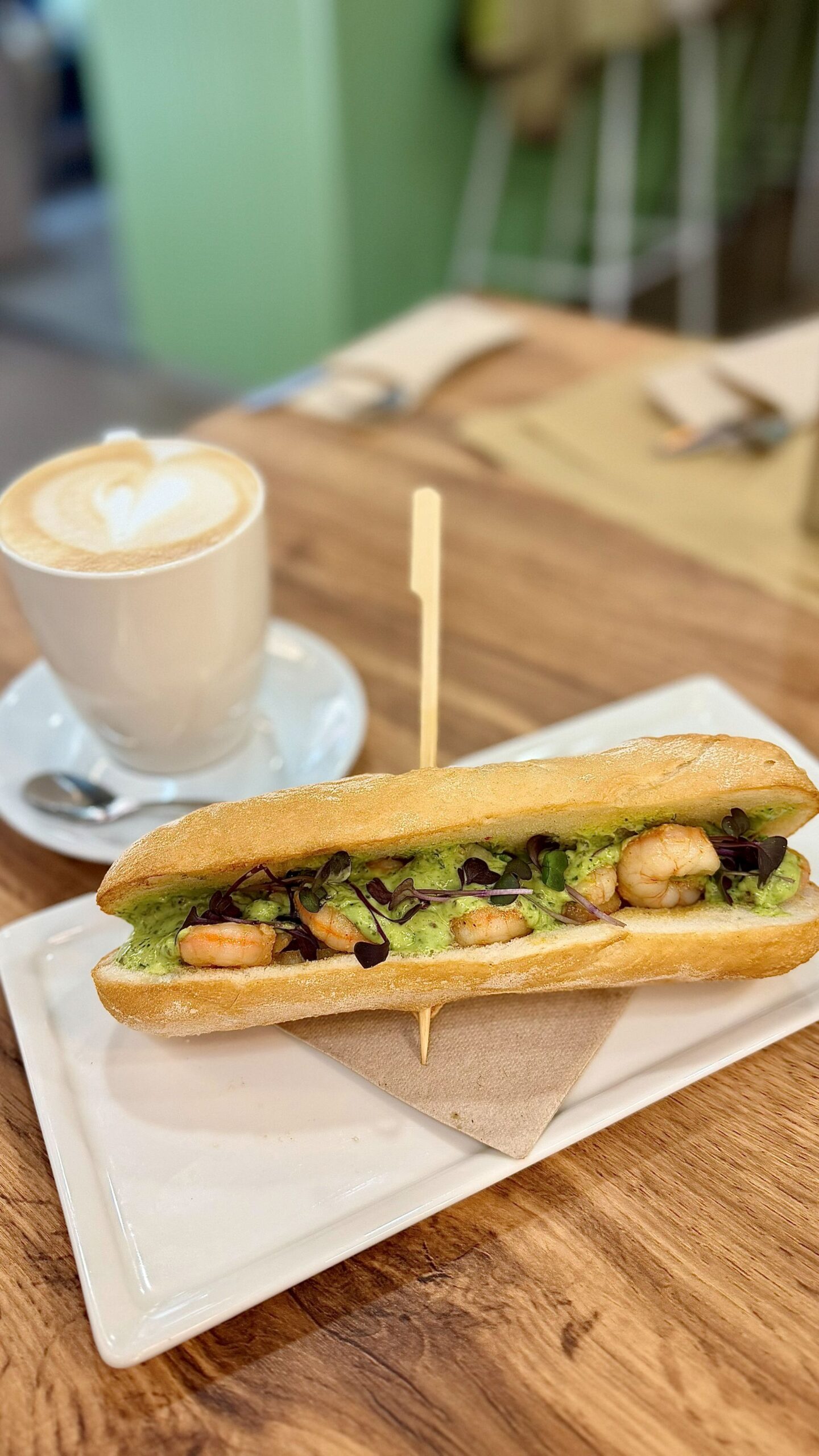 Bocadillo de langostinos con salsa verde en pan sin gluten y capuchino, almuerzo sin gluten en Gato Blanco