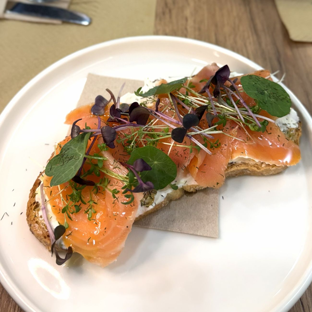 Tostada de salmón ahumado con queso crema y microgreens, desayuno sin gluten en Gato Blanco