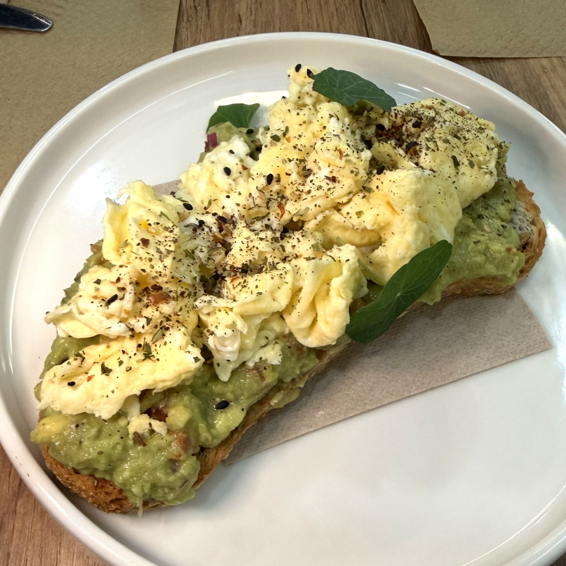 Tostada de aguacate con huevos revueltos, desayuno sin gluten en Gato Blanco Valencia