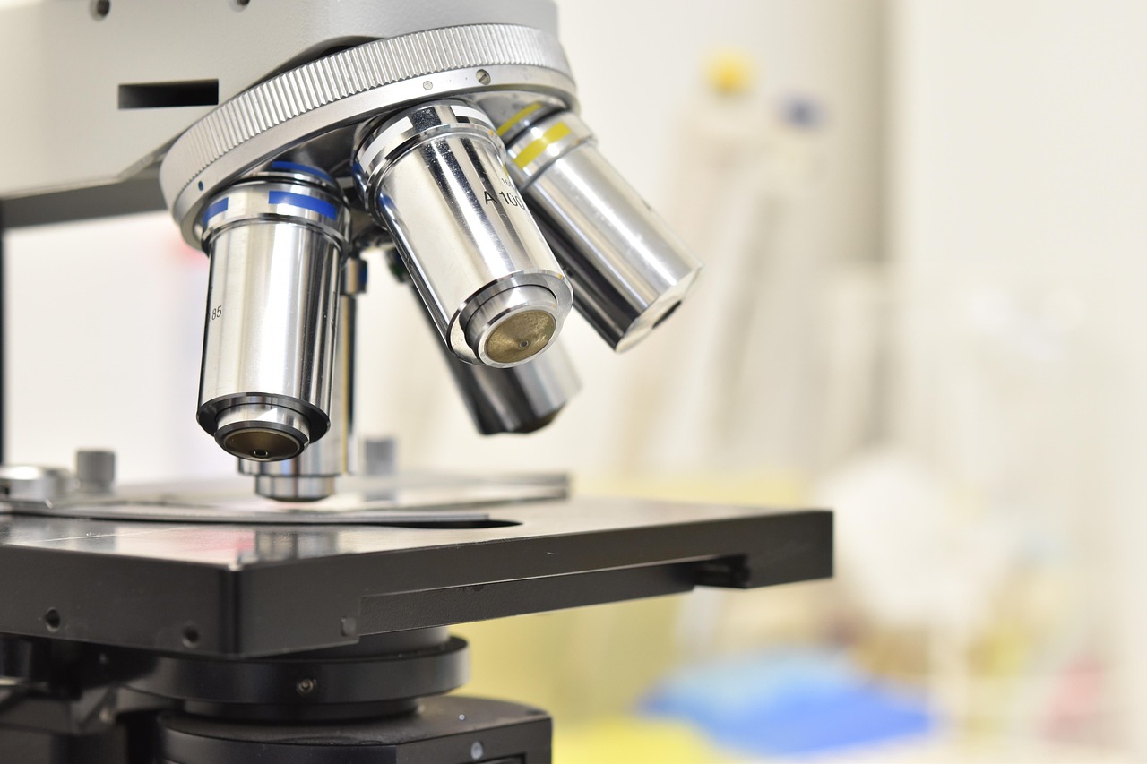 Objetivos de un microscopio óptico en un laboratorio, herramienta con la que se analiza la biopsia intestinal