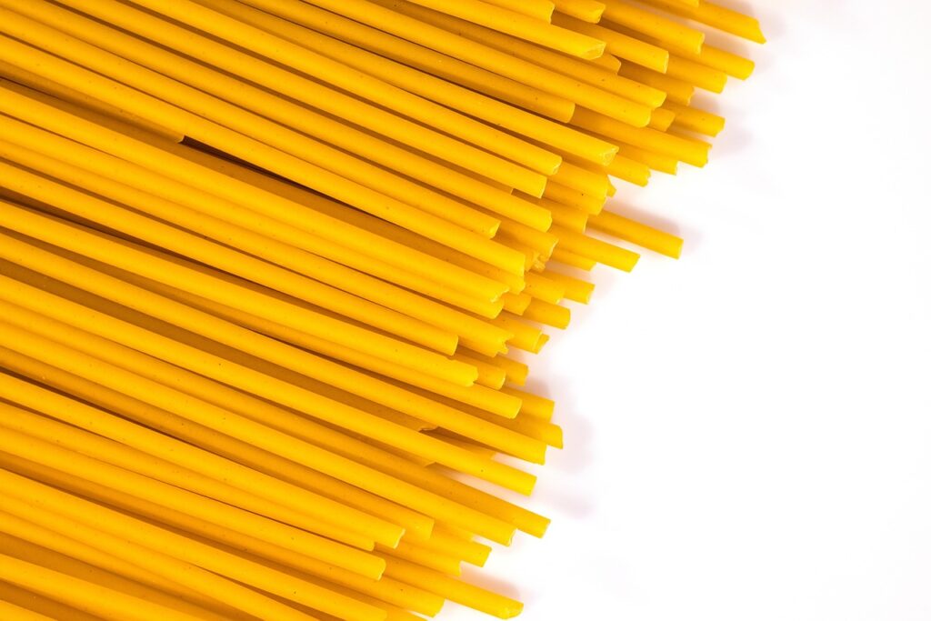 Espaguetis crudos de trigo apilados, pasta que contiene gluten