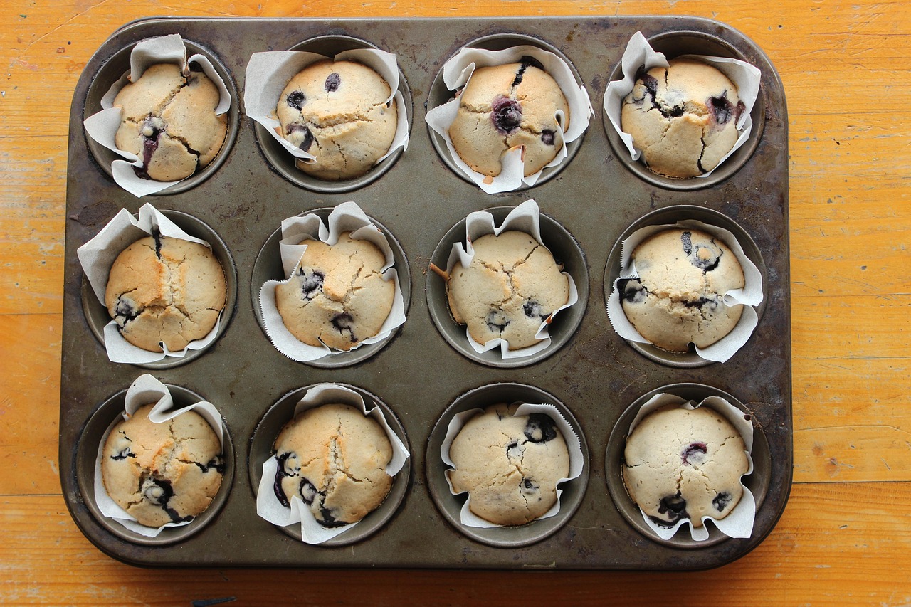 Magdalenas de arándanos recién horneadas, un dulce fácil de adaptar sin gluten y sin lactosa