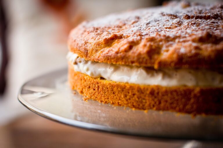 Tarta de zanahoria casera junto a otros dulces, un postre que se puede preparar sin gluten y sin lactosa