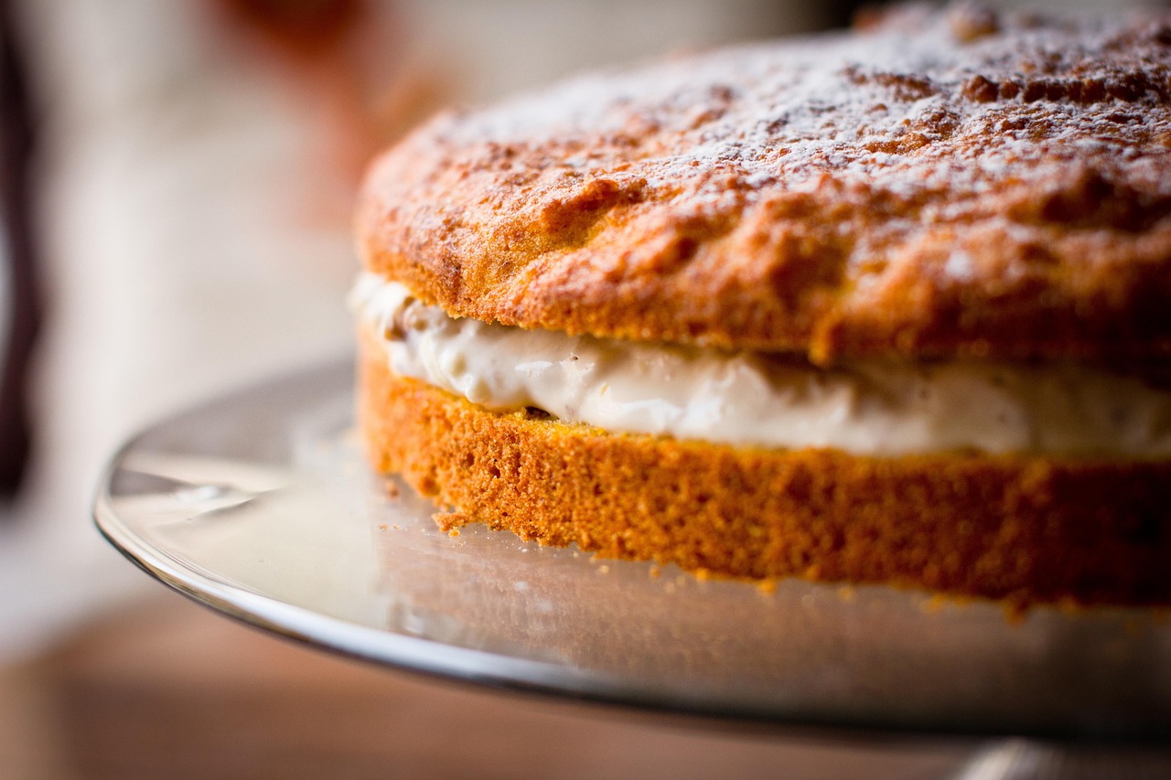 Tarta de zanahoria casera junto a otros dulces, un postre que se puede preparar sin gluten y sin lactosa